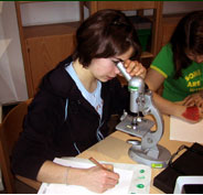 Mädchen am Mikroskop